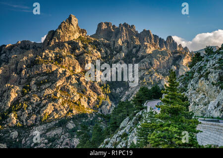 Aiguilles de Bavella, vue au lever du soleil depuis le Col de Bavella, Corse-du-Sud, Corse, France Banque D'Images