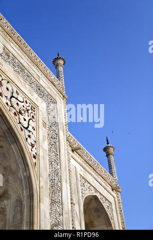 Motifs floraux et la calligraphie arabe en pietra dura, une technique de marqueterie de marbre, décorer l'extérieur de l'hôtel Taj Mahal, à Agra, Inde. Banque D'Images