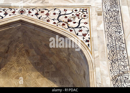 Motifs floraux et la calligraphie arabe en pietra dura, une technique de marqueterie de marbre, décorer l'extérieur de l'hôtel Taj Mahal, à Agra, Inde. Banque D'Images