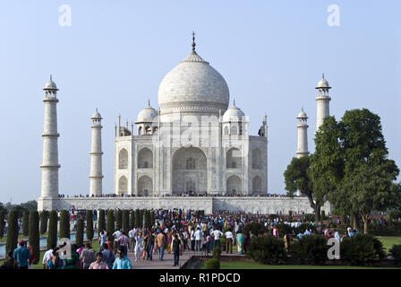 Voir les Indiens Taj Mahal, un mausolée en marbre blanc d'Agra, Inde construit par l'empereur Moghol Shah Jahan en mémoire de son épouse, Mumtaz Mahal. Banque D'Images