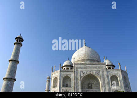 Les minarets sont au quatre coins du Taj Mahal, le célèbre mausolée en marbre blanc d'Agra, Inde. Banque D'Images