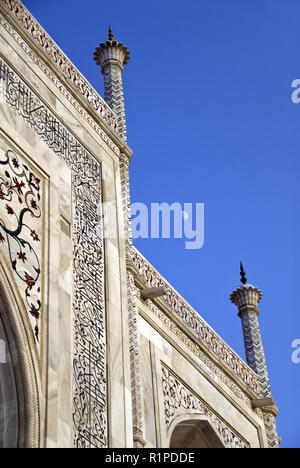 La calligraphie arabe en pietra dura (marqueterie de marbre) décore le Taj Mahal, le mausolée de marbre blanc construit par l'empereur Moghol Shah Jahan à Agra, Inde Banque D'Images