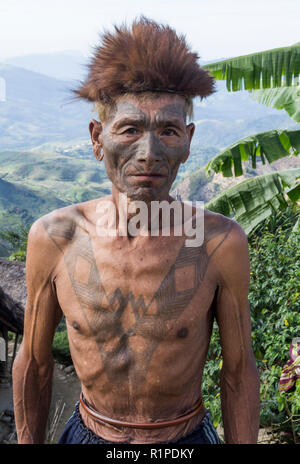 Le Nagaland, Inde 2012. Man with tattoos photographiés près de la frontière birmane Banque D'Images