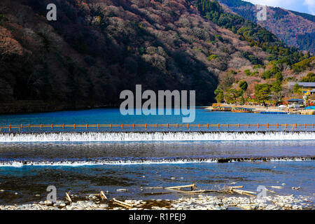 De la rivière katsura à Kyoto au Japon au quartier Arashiyama, Kyoto, Japon. Banque D'Images