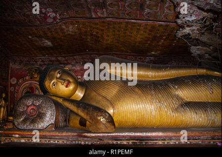 Golden Buddha couché géant dans les grottes peintes Dambula rock, Sri Lanka. Banque D'Images