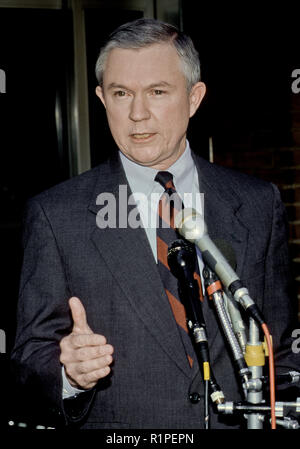 Washington, DC. 29 mars 1998 USA Le sénateur républicain de l'Alabama Jeff Sessions des entretiens avec des journalistes studios CBS à Washington DC après son apparition sur le dimanche matin parler 'La Nation' face Crédit : Mark Reinstein /MediaPunch Banque D'Images