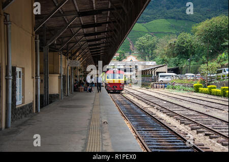 Nanu-Oya à Ella train arrivant. Considéré comme l'un des plus conic voyages ferroviaires dans le monde. Rouge et jaune transport attend à la plate-forme. Banque D'Images