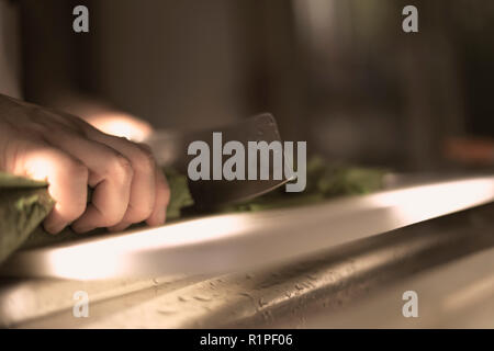 Les mains à couper des légumes dans la cuisine le matin Banque D'Images