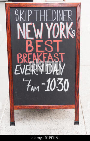 La ville de New York, USA - Le 23 juin 2018 : Menu board advertising best breakfast à New York. Banque D'Images