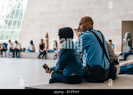 La ville de New York, USA - Le 23 juin 2018 : les touristes non identifiés sont au repos dans la Galerie égyptienne au Metropolitan Museum of Art. Il contient le Temple de Banque D'Images