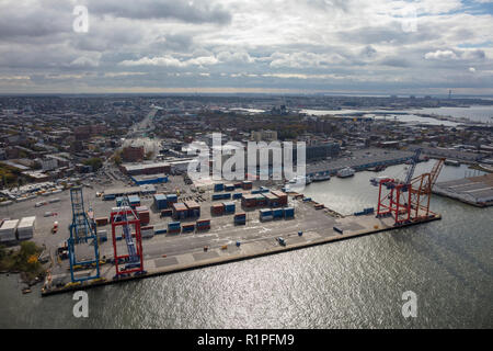 Vue aérienne d'hélicoptère de conteneurs au terminal maritime de Red Hook, Brooklyn, New York, USA Banque D'Images