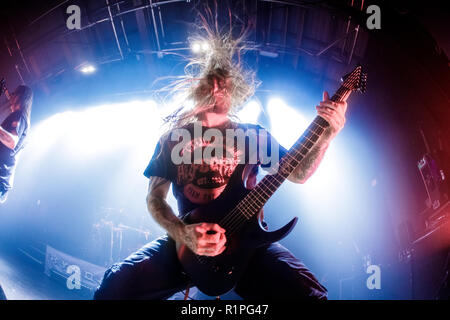 Danemark, Copenhague, 12 novembre 2018. Le groupe de death metal suédois hypocrisie effectue un concert live à Pumpehuset à Copenhague. Ici guitariste Tomas Elofsson est vu sur scène. (Photo crédit : Gonzales Photo - Peter Troest). Banque D'Images