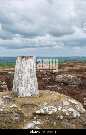 Close-up d'Heyshaw point trig Maure perché sur la lande rocheux avec vue panoramique à Menwith Hill rural - près de Harrogate, North Yorkshire, FR, UK Banque D'Images