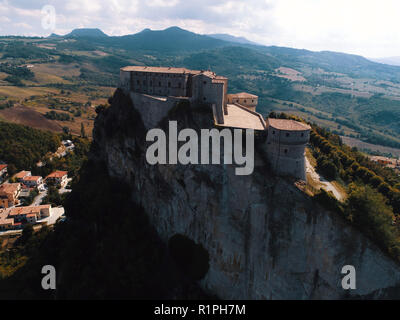 San Leo, Italie - vue aérienne du château de San Leo, la prison-forteresse où le comte Cagliostro, alchimiste, esotericist, Italien mason est mort Banque D'Images