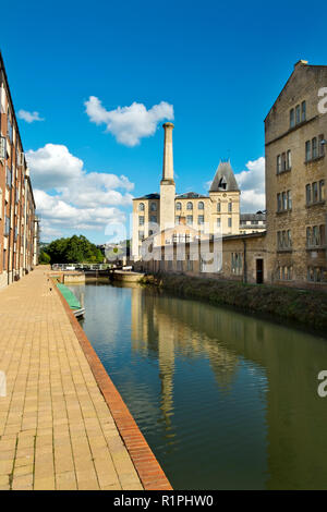 Stroud, Gloucestershire, Royaume-Uni - 26 août 2016 : le soleil d'été amène les gens à profiter de la projet du canal à Stroudwater régénérée Ebley, Stroud, Gloucestershire, Royaume-Uni. Appartement récemment construit les bâtiments et d'entreprises dans les anciens lieux d'améliorer l'historique de canal Ebley Mill. Banque D'Images