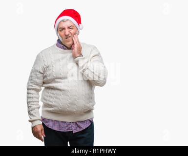 Handsome man wearing christmas hat sur fond isolé de toucher la bouche avec la main avec expression douloureuse à cause de maux ou de mauvais soins dentaires Banque D'Images