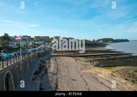Clevedon, Somerset, UK - 11 septembre 2016 : La fin de l'été soleil conduit les visiteurs à la côte rocheuse et mer à Clevedon sur le canal de Bristol, Somerset, Royaume-Uni. Clevedon dans l'ère victorienne a été une station balnéaire populaire. Banque D'Images