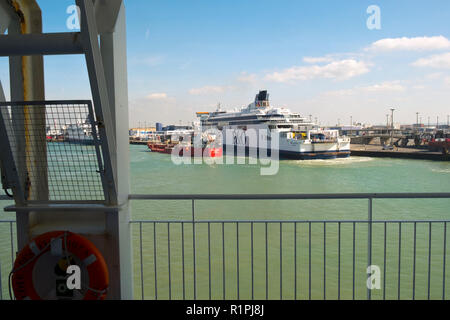 Calais, France - Avril 11th, 2017 : cross-canal un ferry part du Port de Calais, France en direction de Douvres, en Angleterre sous le soleil d'après-midi de printemps. Calais est le premier port français pour le trafic des voyageurs. Banque D'Images