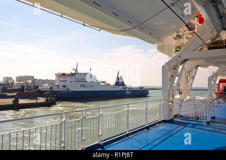 Calais, France - Avril 11th, 2017 : cross-canal un ferry part du Port de Calais, France en direction de Douvres, en Angleterre sous le soleil d'après-midi de printemps. Calais est le premier port français pour le trafic des voyageurs. Banque D'Images