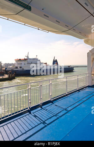 Calais, France - Avril 11th, 2017 : cross-canal un ferry part du Port de Calais, France en direction de Douvres, en Angleterre sous le soleil d'après-midi de printemps. Calais est le premier port français pour le trafic des voyageurs. Banque D'Images