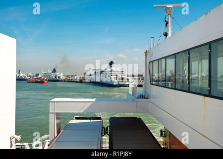 Calais, France - Avril 11th, 2017 : cross-canal un ferry part du Port de Calais, France en direction de Douvres, en Angleterre sous le soleil d'après-midi de printemps. Calais est le premier port français pour le trafic des voyageurs. Banque D'Images