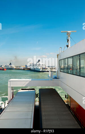 Calais, France - Avril 11th, 2017 : cross-canal un ferry part du Port de Calais, France en direction de Douvres, en Angleterre sous le soleil d'après-midi de printemps. Calais est le premier port français pour le trafic des voyageurs. Banque D'Images