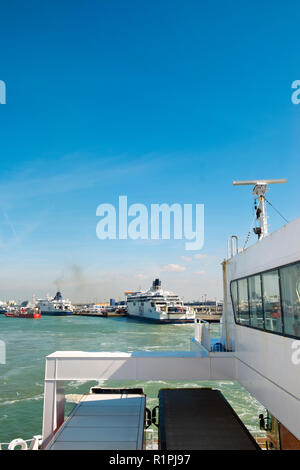 Calais, France - Avril 11th, 2017 : cross-canal un ferry part du Port de Calais, France en direction de Douvres, en Angleterre sous le soleil d'après-midi de printemps. Calais est le premier port français pour le trafic des voyageurs. Banque D'Images