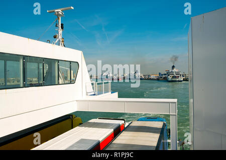 Calais, France - Avril 11th, 2017 : cross-canal un ferry part du Port de Calais, France en direction de Douvres, en Angleterre sous le soleil d'après-midi de printemps. Calais est le premier port français pour le trafic des voyageurs. Banque D'Images