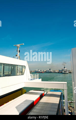 Calais, France - Avril 11th, 2017 : cross-canal un ferry part du Port de Calais, France en direction de Douvres, en Angleterre sous le soleil d'après-midi de printemps. Calais est le premier port français pour le trafic des voyageurs. Banque D'Images