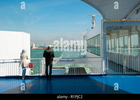 Calais, France - Avril 11th, 2017 : cross-canal un ferry part du Port de Calais, France en direction de Douvres, en Angleterre sous le soleil d'après-midi de printemps. Calais est le premier port français pour le trafic des voyageurs. Banque D'Images