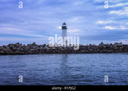 Le phare de Walton, port de Santa Cruz dans la baie de Monterey Banque D'Images