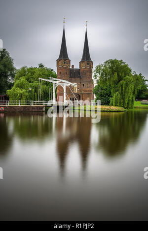 La porte de l'Est, canal et pont-levis historique à Delft, Pays-Bas Banque D'Images