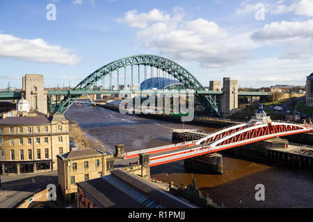 Newcastle upon Tyne : Tyne vue depuis le pont de haut niveau avec un plan de pont, pont Tyne Banque D'Images