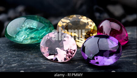 Gemstones collection bijoux set photo avec pierre noire et sombre de l'éclairage. Banque D'Images