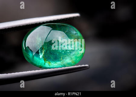 L'emerald gemstone bijoux photo avec éclairage arrière-plan foncé. Banque D'Images