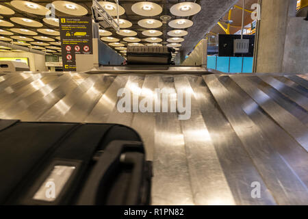 Valises sur le tapis roulant qui arrivent dans la zone de récupération des bagages dans le hall des arrivées du Adolfo Suares aéroport Barajas de Madrid, Espagne Banque D'Images