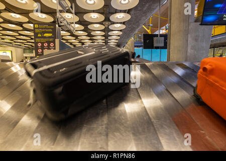 Valises sur le tapis roulant qui arrivent dans la zone de récupération des bagages dans le hall des arrivées du Adolfo Suares aéroport Barajas de Madrid, Espagne Banque D'Images