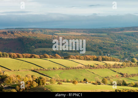 Lumière du soir d'automne sur paysage de Peak District. Banque D'Images