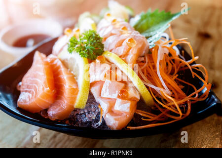 Sashimi au saumon saumon cru' étude de coupe et de poisson dans l'alimentation de style japonais. Banque D'Images