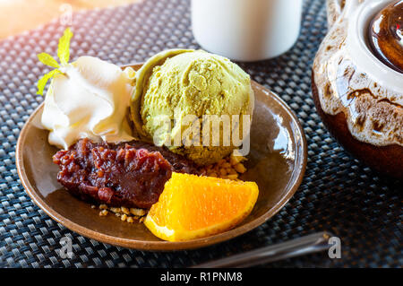 Matcha Green Tea ice cream avec haricot rouge et garniture de fruits servir dans le style japonais. Banque D'Images