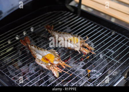 Crevettes grillées Thai river sur un gril de charbon cuit à la perfection Banque D'Images