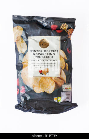 Paquet de Marks & Spencer et baies d'hiver Prosecco pétillant chips cuits main isolé sur fond blanc Banque D'Images