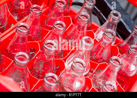 Pologne/Krakow - Empy bouteilles en verre, verre, cola dans une caisse Banque D'Images