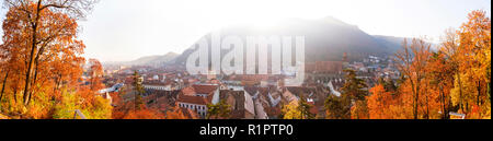 Vue panoramique de Brasov sur un matin d'automne. Sunshine sur la montagne Tampa et magnifiquement éclairé dans les bâtiments de la place de la vieille ville. Banque D'Images