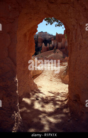 Avis de diverses formations rocheuses (Hoodoos) par le biais de fenêtres cintrées, portail naturel Parc National de Bryce Canyon, Utah Banque D'Images