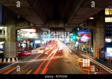 25 septembre 2018 : BANGKOK, THAÏLANDE - Une longue exposition de voitures lumière à Ratchaprasong, Siam intersection de scène de nuit Banque D'Images