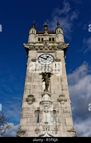 Whitehead Clock Tower, 11e année énumérés memorial construit de pierre de Portland à whitehead Jardins, Bury Lancashire uk Banque D'Images