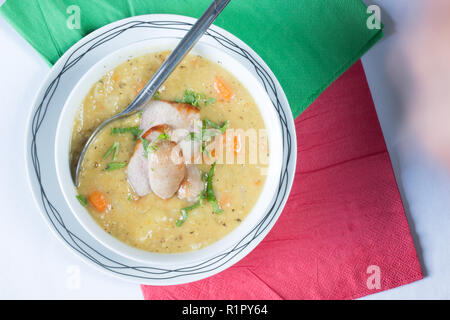 Zurek polonais ou soupe de légumes avec saucisses et garnir de persil. Banque D'Images