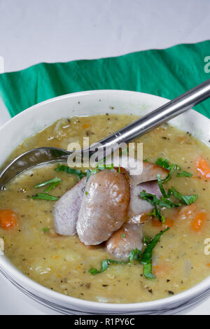 Zurek polonais ou soupe de légumes avec saucisses et garnir de persil. Banque D'Images