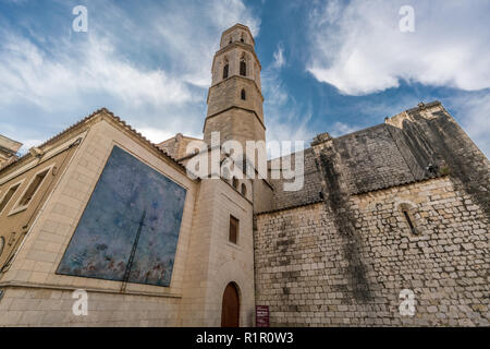 Figueras, Espagne - 28 juillet 2018 : Bell Tower Vue extérieure de l'église Saint Pierre (Esglesia de Sant Pere) style Roman Catholic church Banque D'Images